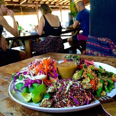 白い皿に乗った色とりどりのサラダ