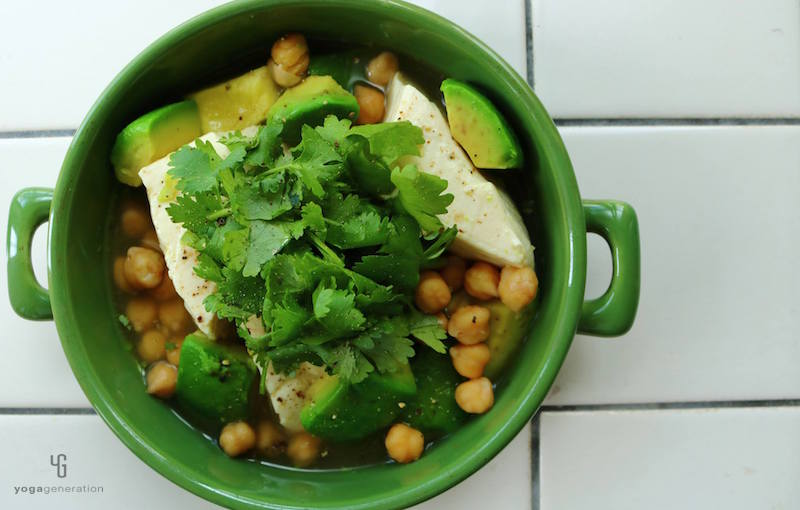 緑の器に入った味噌チリスープ