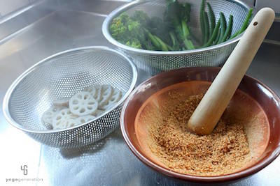 金ゴマをすり鉢でする