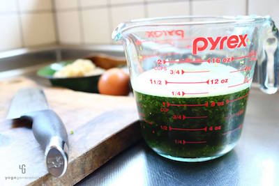 ミキサーで撹拌した材料が計量カップに入っている