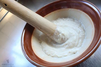 豆乳に浸しておいた酒粕をすり鉢でする