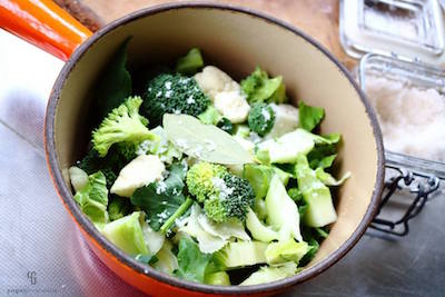 少なめの水と塩とローリエを鍋に入れたところ