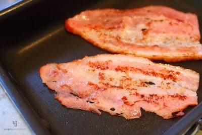フライパンでこんがり焼いたベーコン