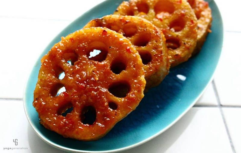 水色の皿に乗ったレンコン南蛮漬け