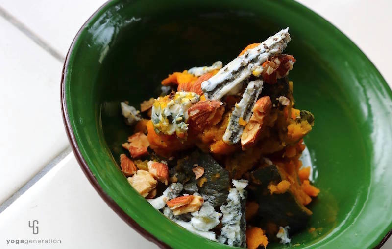 緑の器に入ったカボチャとチーズのサラダ