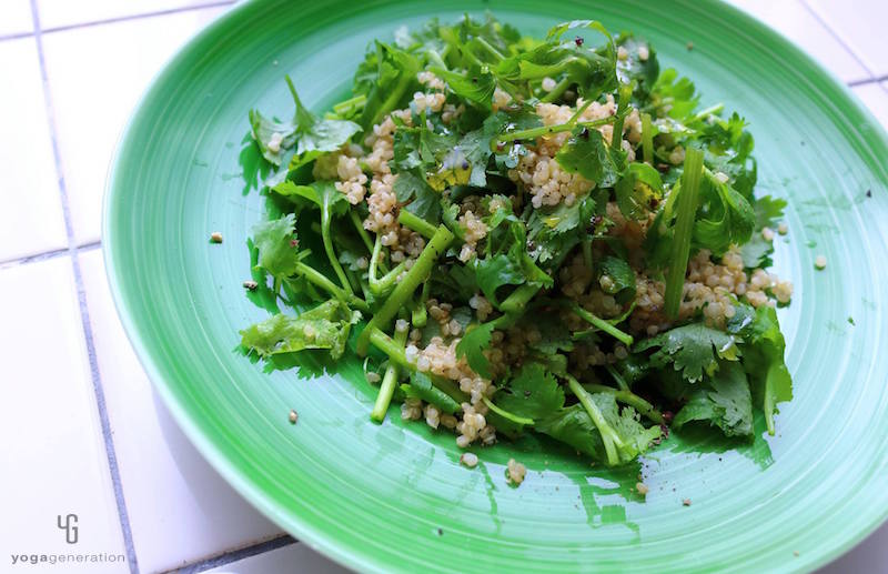 緑の皿に乗ったサラダ