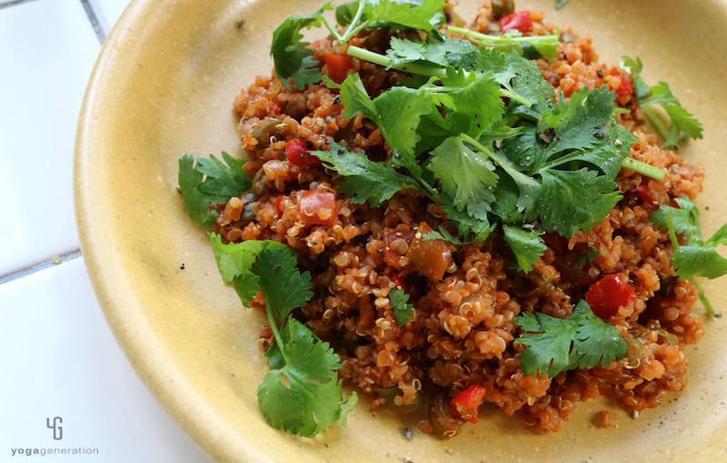 黄色の器に入ったベジタブル・チリ