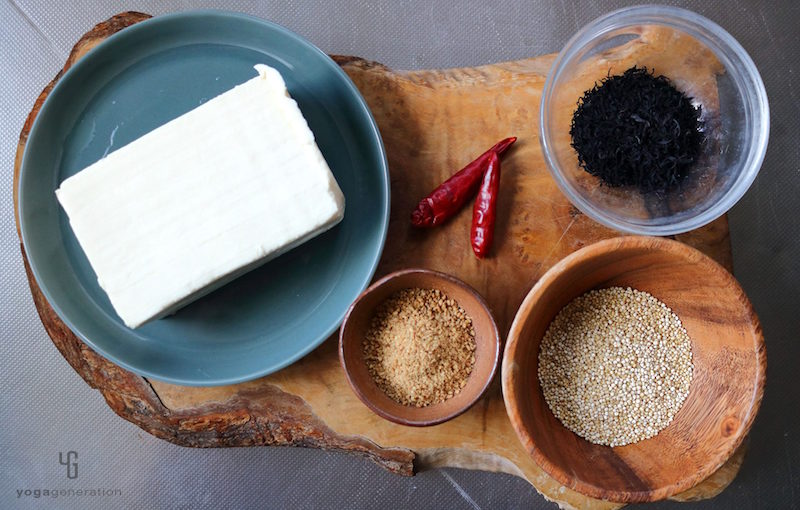 木製のカットボードの上の豆腐・ひじきなどの材料