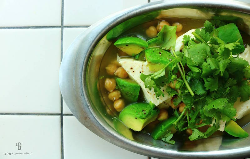 シルバーの器に入った味噌チリスープ