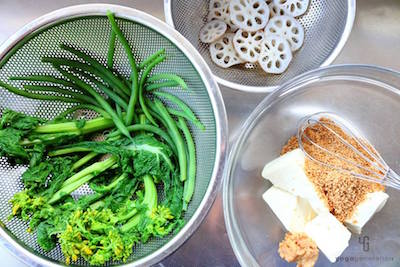 金ゴマを混ぜた豆腐と湯通しをした野菜