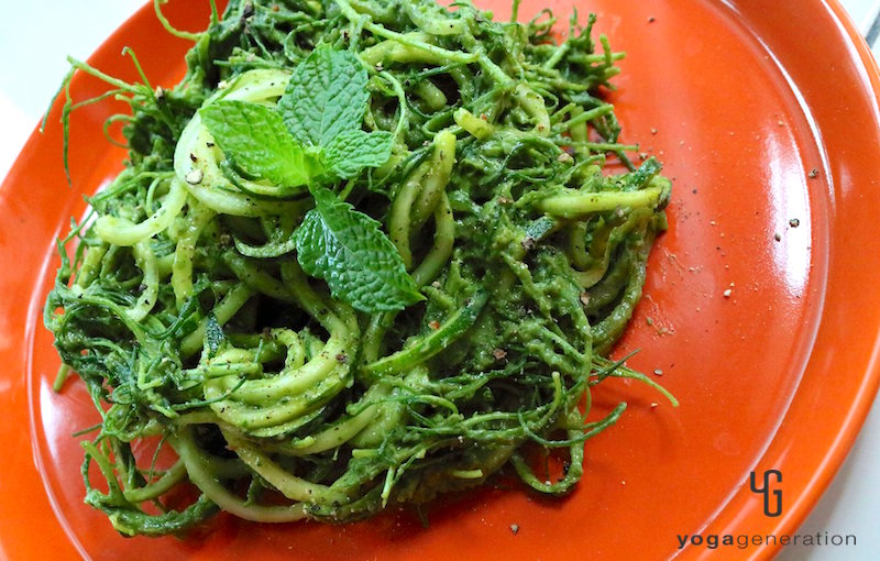 オレンジの皿に乗った麺
