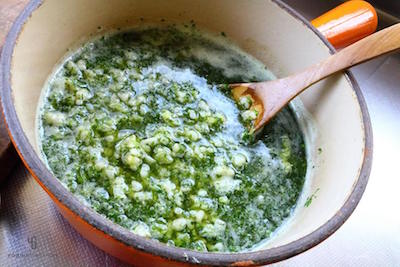 厚手の鍋で火にかける