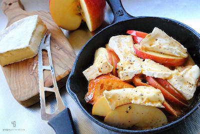 耐熱皿の上のパンとフルーツとチーズ