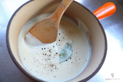 酒粕と豆乳を鍋で弱火でゆっくり温める