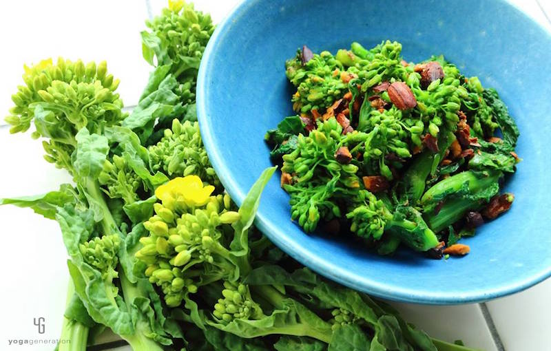 水色の器に入った菜の花の辛子醤油和え