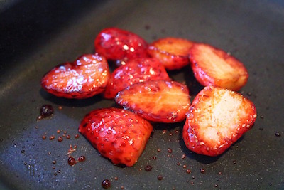 フライパンでイチゴを炒める