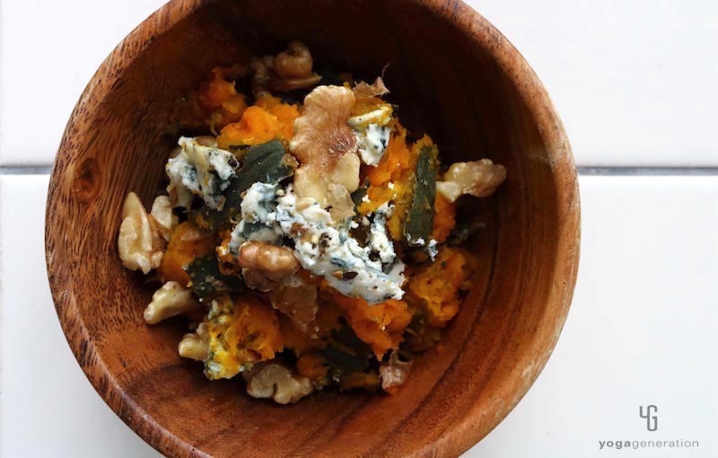 木の器に入ったカボチャとチーズのサラダ