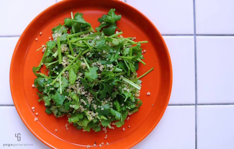 オレンジの皿に乗ったサラダ