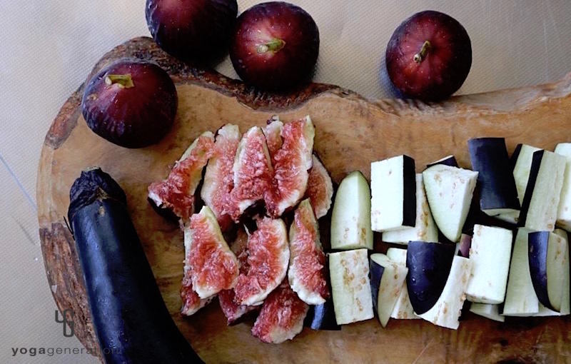 なすといちじくを切ったところ、焼きナスとイチジクのバルサミコ酢マリネ