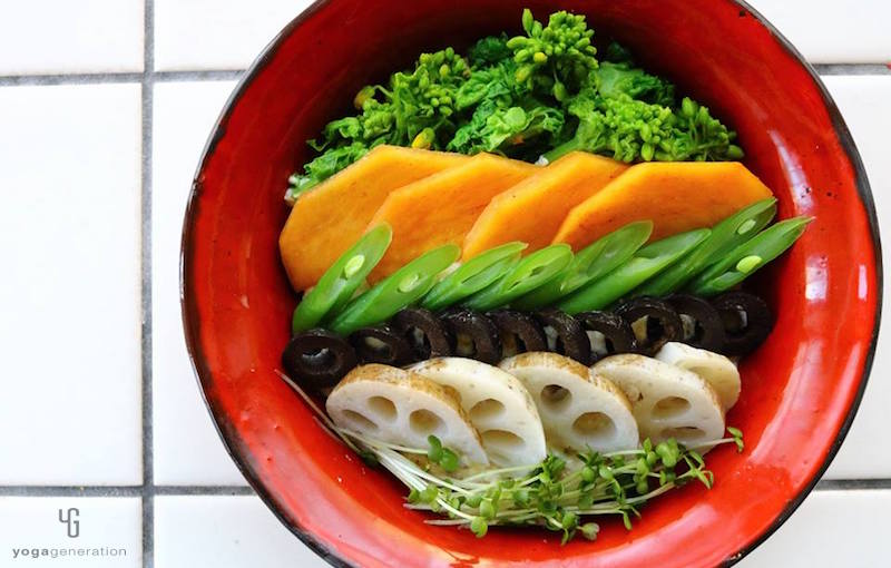 赤の器に入った野菜