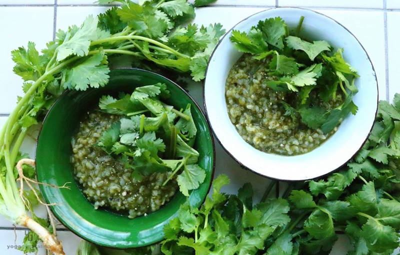 緑の器と白の器に入ったパクチーおじや