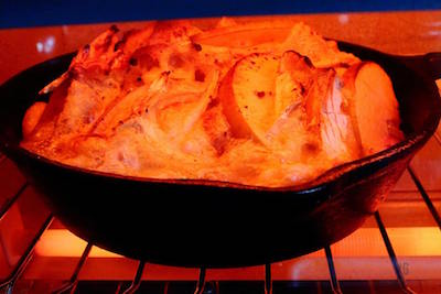 耐熱皿をオーブンにいれて焼いているところ