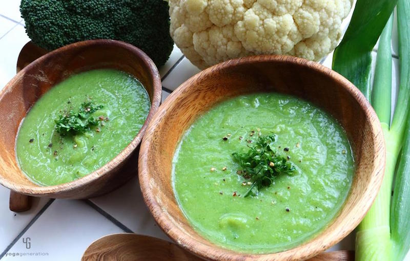 木の器に入った緑のスープ