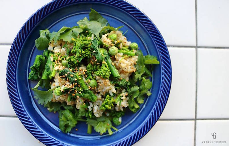 青の皿に乗った菜の花の玄米サラダ