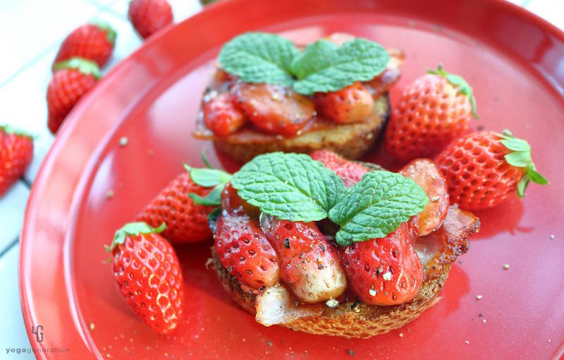 赤い皿に乗ったイチゴのオープンサンド