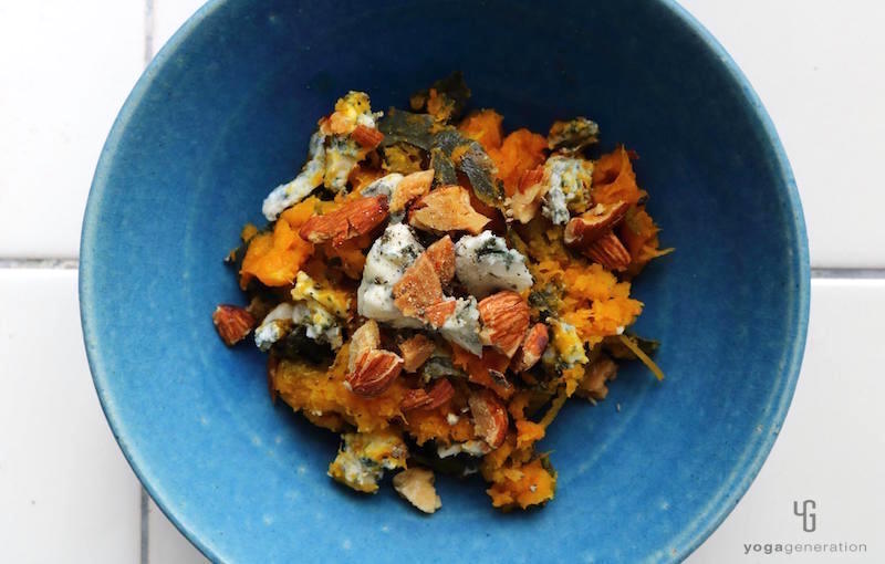 青の器に入ったカボチャとチーズのサラダ