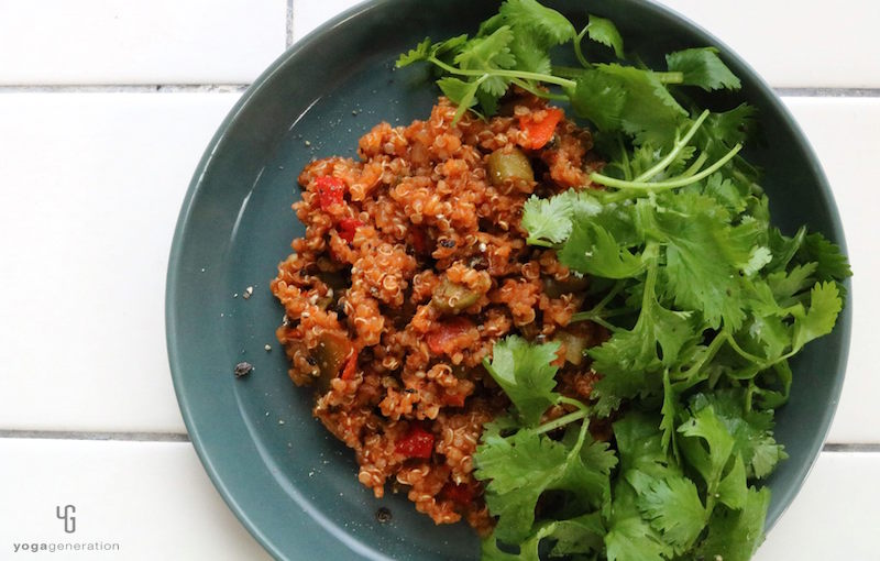 ブルーグレーの皿に乗ったベジタブル・チリ