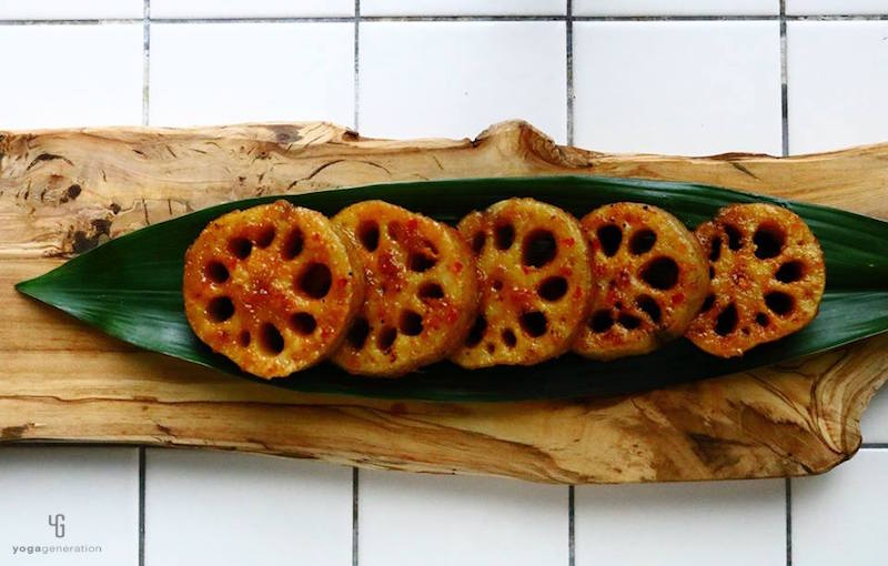 カッティングボードに乗ったレンコン南蛮漬け