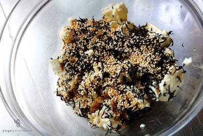 ボウルで豆腐・ヒジキ・キヌアを混ぜたところ