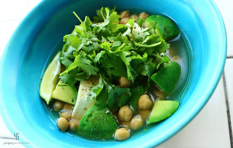 水色の器に入った味噌チリスープ