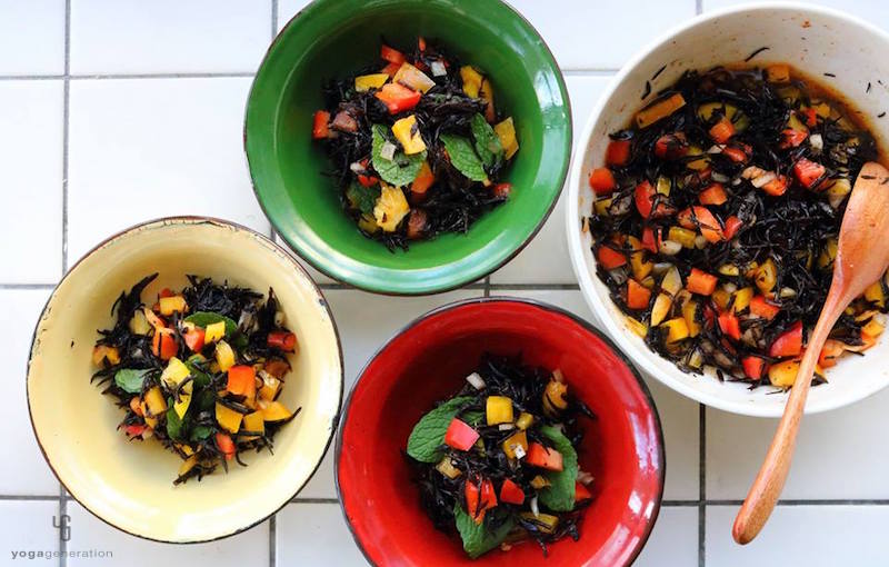 様々な色の器に入ったヒジキサラダ