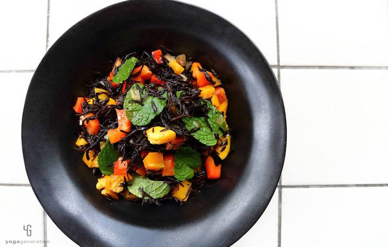 黒の器に入ったヒジキサラダ