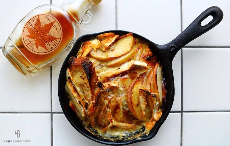 スキレットに入ったリンゴのフレンチトースト