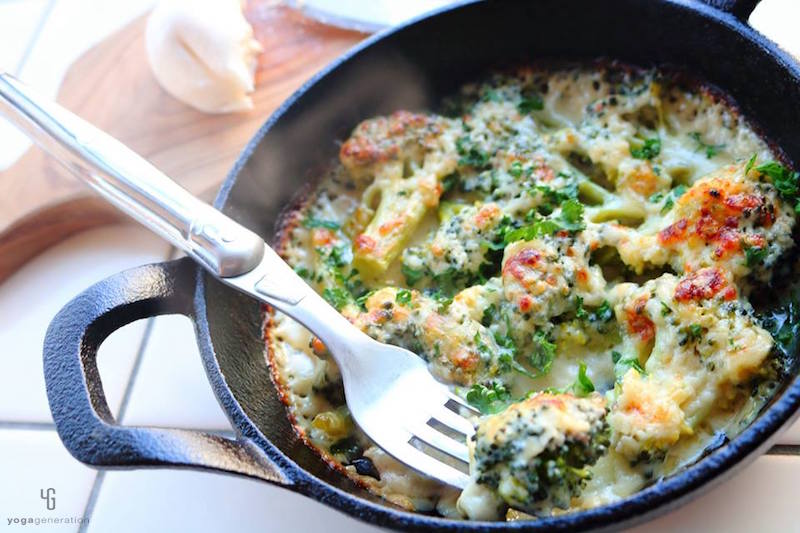 スキレットに入ったブロッコリーグラタン