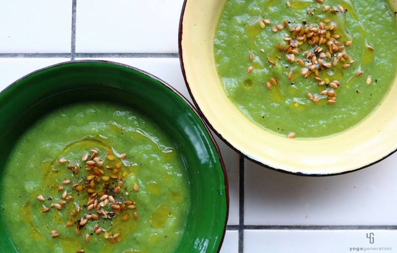 緑の器と白の器に入った緑のスープ