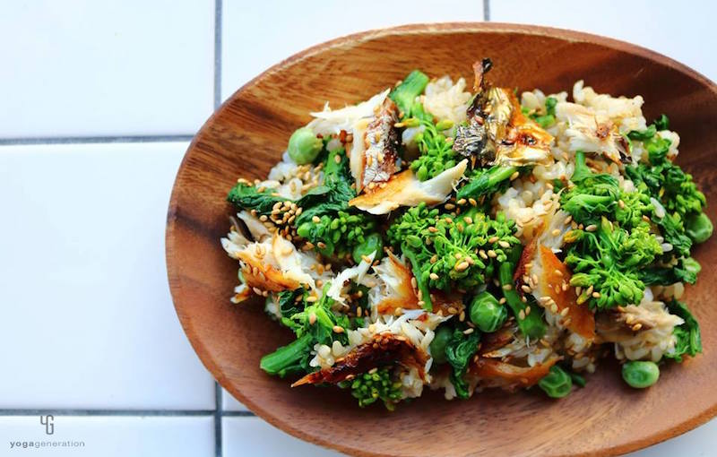 木の皿に乗った菜の花の玄米サラダ