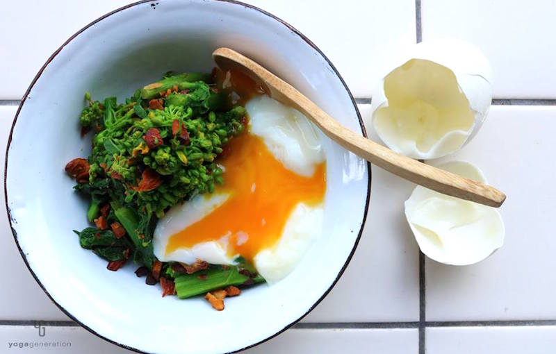 白い器に入った菜の花と温泉たまご