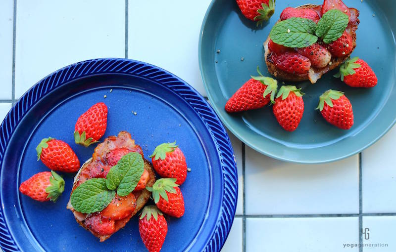 青い皿に乗ったイチゴのオープンサンド