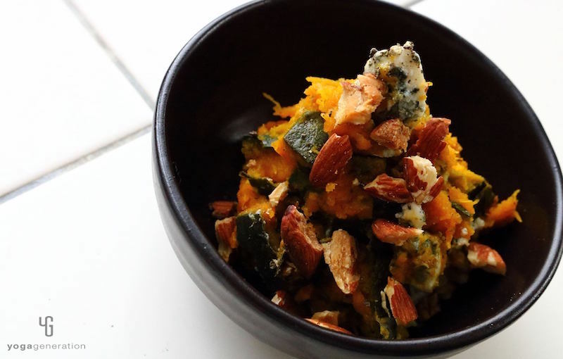 黒の器に入ったカボチャとチーズのサラダ