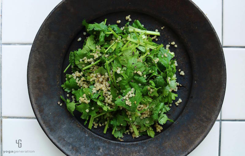 黒の皿に乗ったサラダ