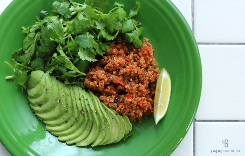 緑の皿に乗ったベジタブル・チリ