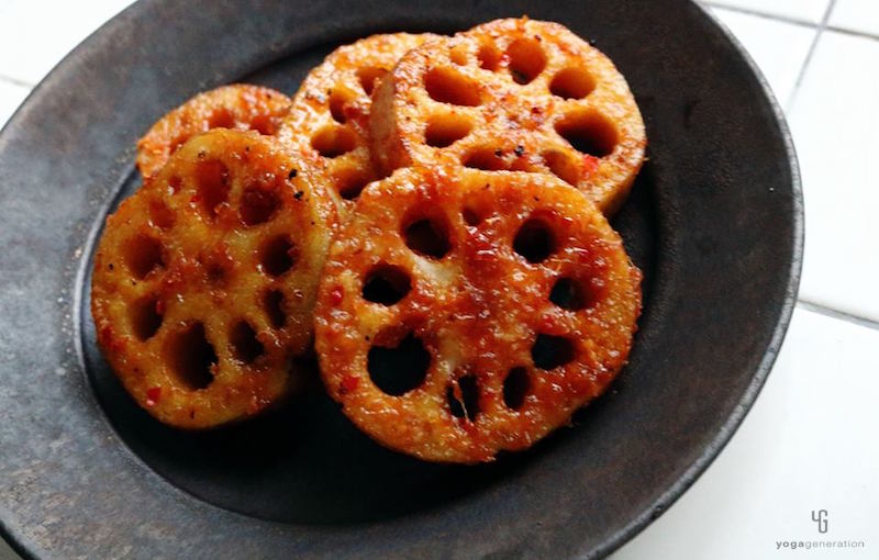 黒の皿に乗ったレンコン南蛮漬け