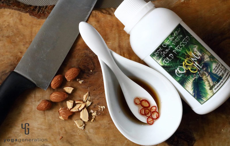 砕いたアーモンドと唐辛子を入れたオイル