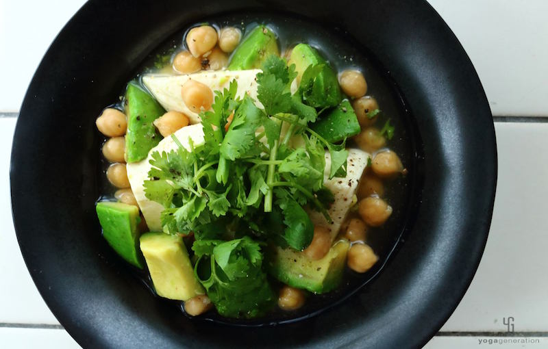 黒の器に入った味噌チリスープ