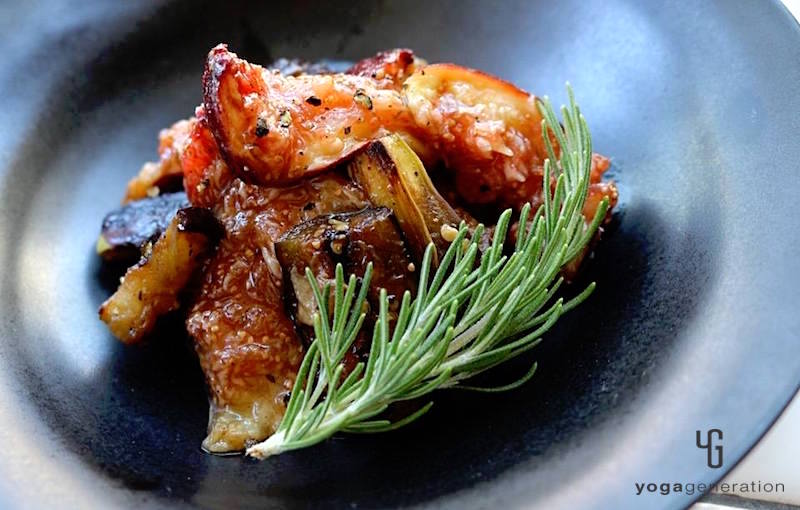 黒い器に焼きナスとイチジクのバルサミコ酢マリネ