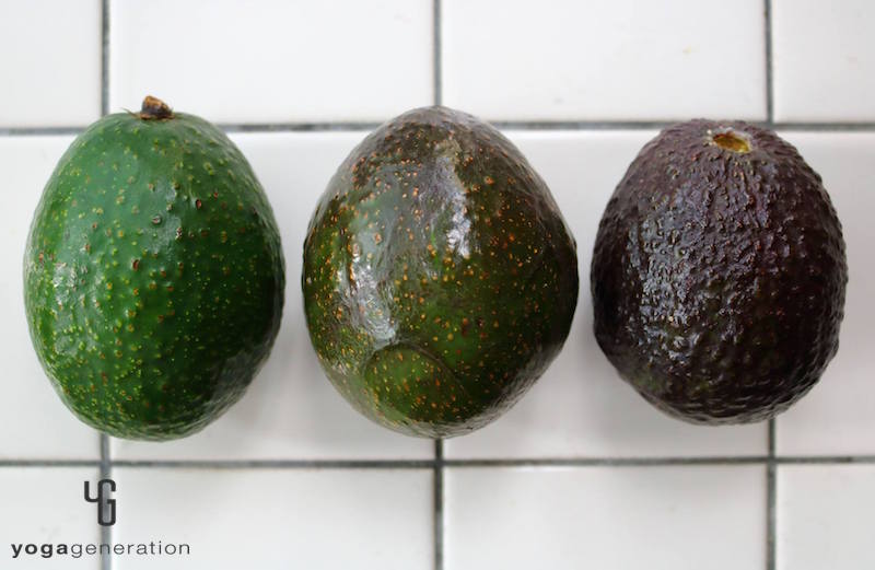 完熟度合いの違う3つのアボカド
